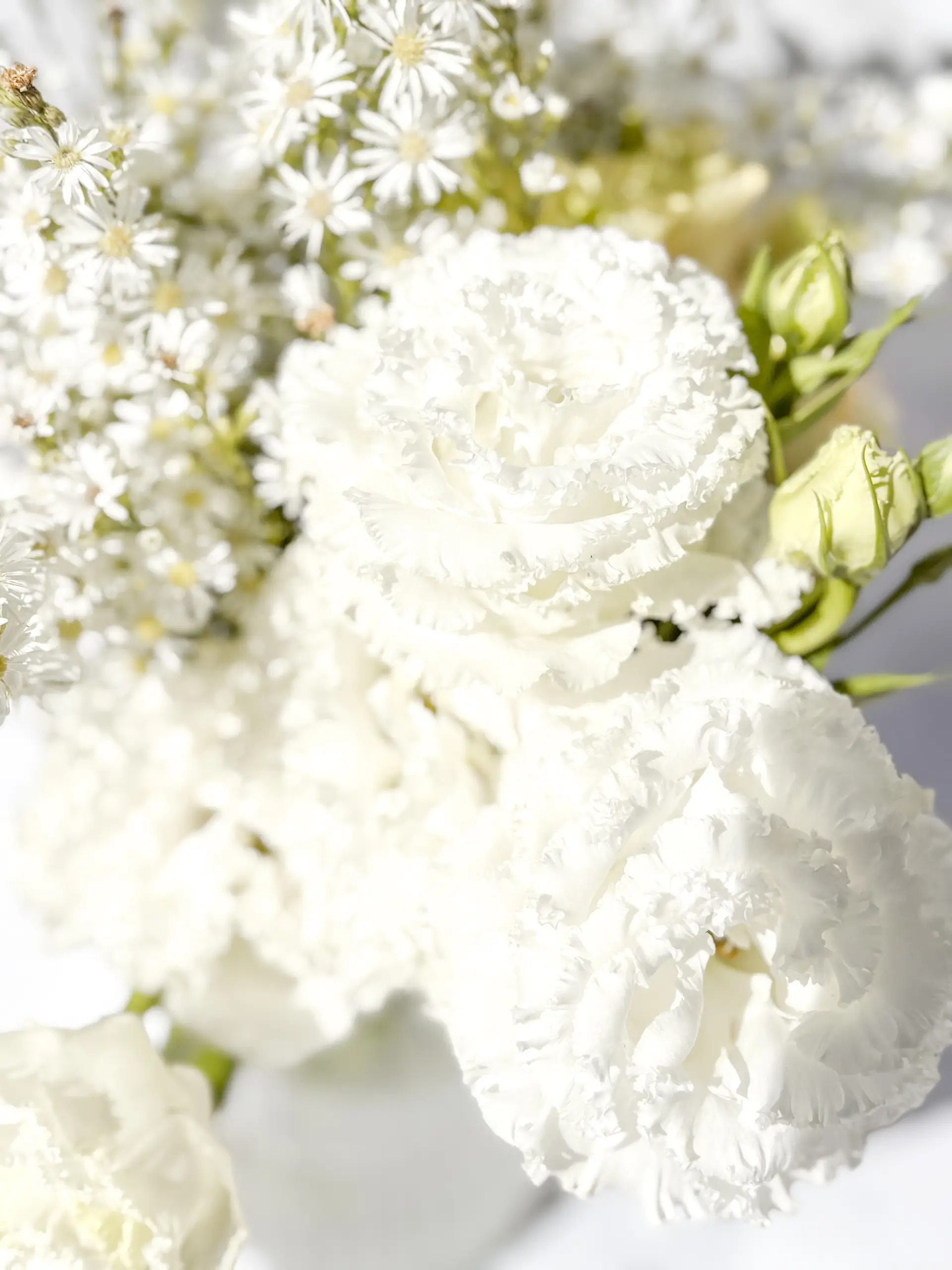 Elegantne bele cvetlične kompozicije SnowlilyAtelier